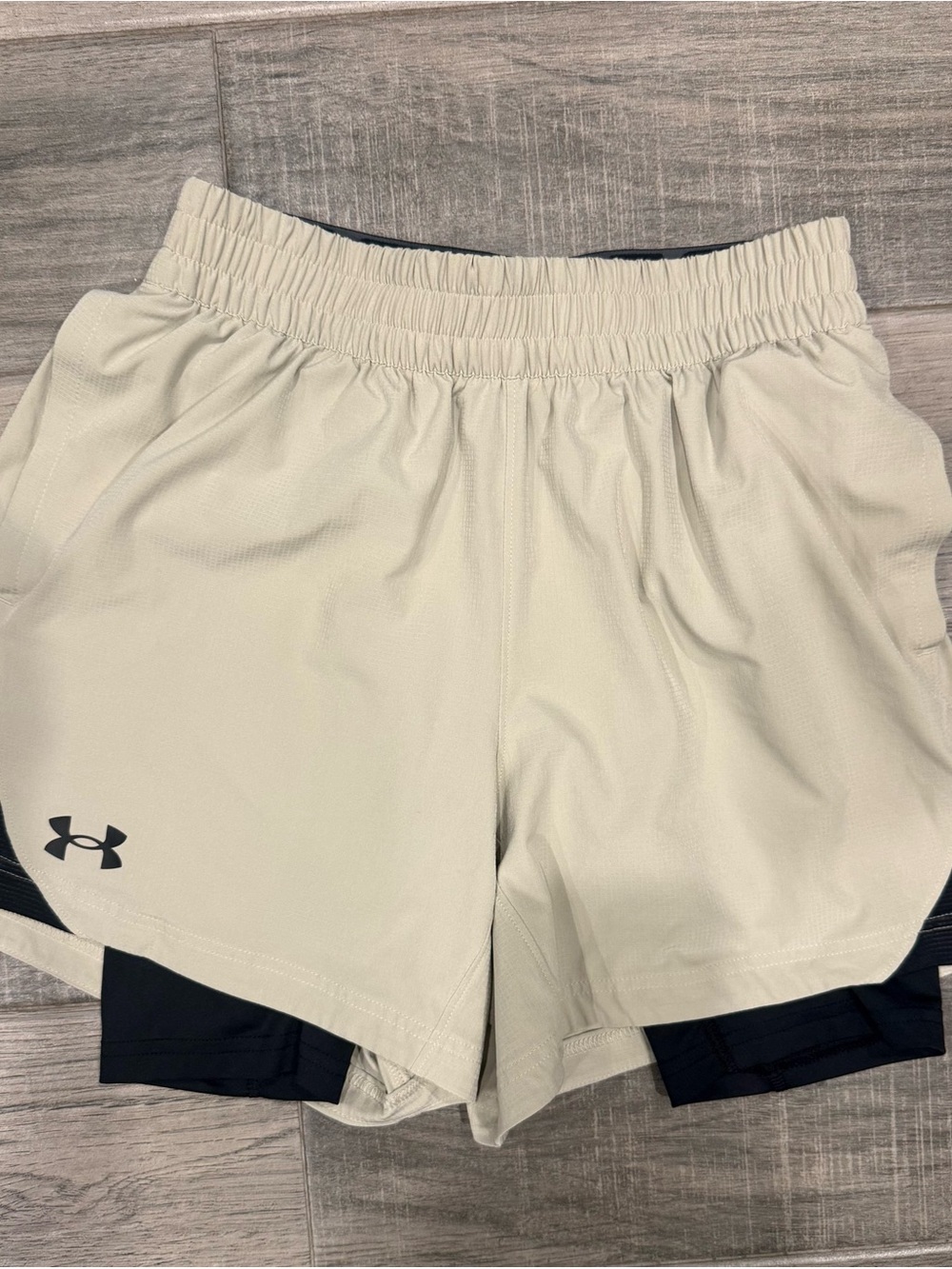 Under Armour Men’s Small Cream Athletic Shorts with Black Liner